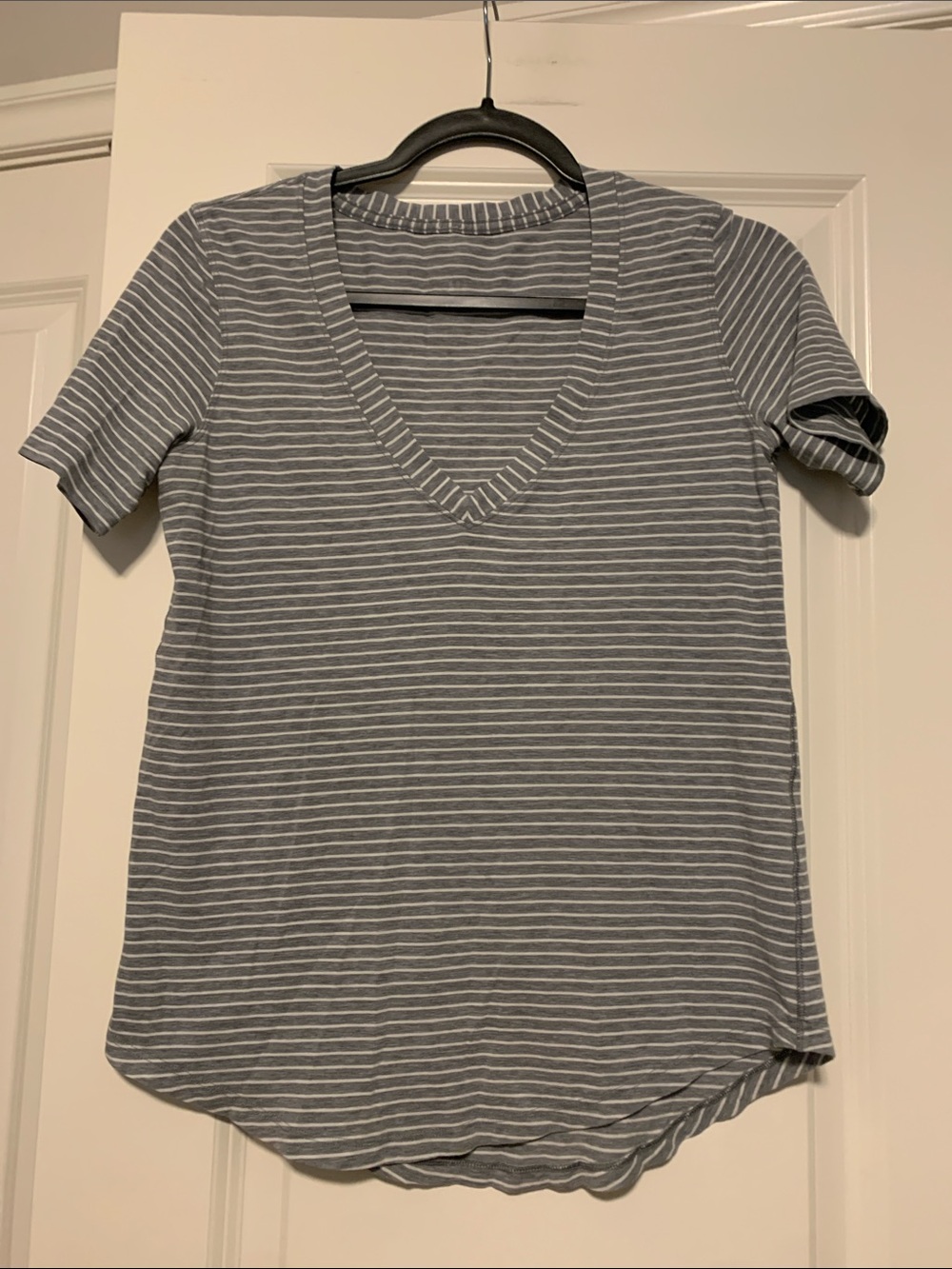 Lululemon Gray Striped V-Neck Tee, Sz 6
Good Condition